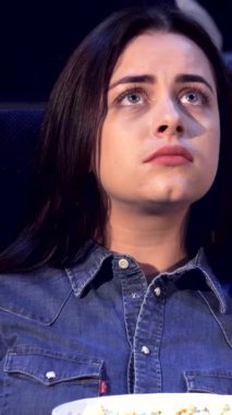 Loş bir sinemada, iki endişeli esmer kız sürükleyici bir dramdan büyülenirler, yüzleri derin bir endişeyi yansıtır. Yakından bakınca, çekici bir Asyalı kızın ve endişeli beyaz arkadaşının çarpıcı özellikleri ortaya çıkıyor.