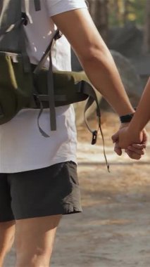 Neşeli bir çift, el ele, güneşli bir orman yolunda yol alır, aşk ve macera saçar. Canlı sırt çantaları ve kule gibi yükselen ağaçlarla birlikte keşfin özünü somutlaştırarak doğanın güzelliğinden zevk alırlar.