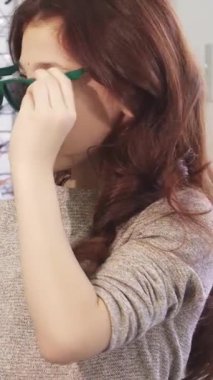 Şık güneş gözlüklerini denerken, neşeli, küçük bir kız neşeli bir optik mağazasında, şık annesinin yanında baş parmağını sallıyor. Bu yürek ısıtan an ailenin bağını ve heyecanını güzel bir şekilde gözler önüne seriyor.