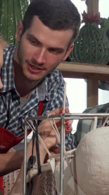 Canlı renkler ve sanatsal aletlerle dolu canlı bir stüdyoda, genç seramik sanatçılardan oluşan dinamik bir üçlü ve bir kadın neşe içinde birlikte heykel yapıyorlar. Kahkahaları ve ortak fikirleri havayı doldurur, ustalıkla kilden güzel bir şekil alırlar.