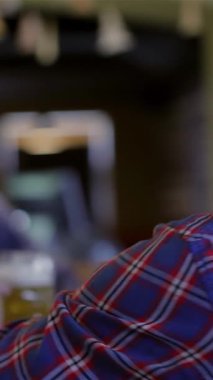 Neşeli bir kutlama, bir grup erkek arkadaşın kahkaha ve yoldaşlığın yankılandığı canlı bir barda bekarlığa veda partisinin keyfini çıkarmasıyla başlıyor. Bir adam soğuk bir bira bardağı kaldırır, heyecan dolu canlı atmosferi somutlaştırır ve...