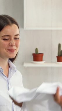 Yaratıcılıkla dolu canlı bir atölyede iki genç bayan moda tasarımcısı son moda koleksiyonlarını tutkuyla tartışıyor. Renkli kumaşlar ve şık tasarımlardan oluşan bir kaleydoskop ile çevrelenmiş, işbirlikleri coşku ve coşku yayıyor.