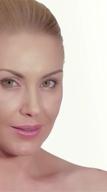 Parlak ciltli zarif bir kadının nefes kesici portresi, el değmemiş beyaz bir arkaplanda nazikçe yüzünü okşuyor. Bu büyüleyici güzellik modeli özgüven ve zarafet yayıyor. Kusursuz cildini ve narin özelliklerini vurguluyor.