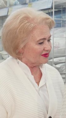 Hoş bir son sınıf çifti, neşe ve sıcaklık saçıyor, parlak ve davetkar bir mobilya mağazasından yumuşak keten seçiyorlar. Çekici sohbetleri ve şefkatli gülümsemeleri samimi bir atmosfer yaratıyor, sevgilerini gösteriyor.