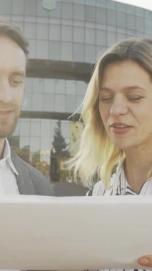 Olgun bir işadamı ve kendine güvenen bir iş kadını, güneş ışığı altında önemli belgeleri incelerken heyecanlı bir tartışmaya girişirler. Bu canlı sahne takım çalışmasının ve işbirliğinin özünü özetliyor, zariflere karşı hazırlanmış.