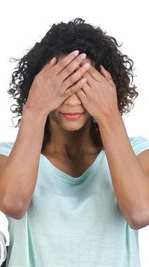 Üç canlı kız, bir Asyalı, bir Afro-Amerikalı ve bir Kafkasyalı, parlak beyaz bir fon karşısında kahkaha ve şakacı hareketlerle parlıyorlar. Bulaşıcı neşeleri, sırlarını fısıldarken, öpücüklerini üflerken ve katlanarak dışarı bakarken yayılıyor.