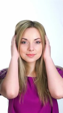 Üç canlı kız, bir Asyalı, bir Afro-Amerikalı ve bir Kafkasyalı, parlak beyaz bir fon karşısında kahkaha ve şakacı hareketlerle parlıyorlar. Bulaşıcı neşeleri sırlarını paylaşırken, öpüşürken ve gizlice gözetlerken yayılıyor.