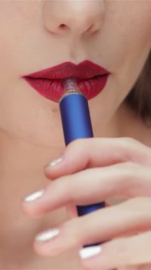Bu çarpıcı yakın plan, kusursuz cildiyle çok güzel zıtlaşan enfes kırmızı dudakları yakalıyor. Görüntü, sigara içmenin güzellik ve sağlık üzerindeki zararlı etkilerini güçlü bir şekilde gözler önüne sererek, izleyicileri özgüven ve sağlığa öncelik vermeye çağırıyor.