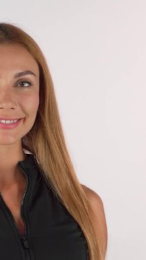 Dalgalı saçları ve parlak bir gülüşü olan ışıl ışıl bir kadın, coşkuyla başparmak kaldırırken taze, canlı bir brokoli tutuyor. Bu canlandırıcı sahne sağlık ve pozitiflik saçıyor, besleyici yemek zevkini ve aktif bir yaşam tarzını kutluyor.