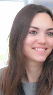 Yakın çekimde, genç ve çekici bir çift iş projeleri hakkında heyecanlı bir tartışmaya daldı, coşku ve işbirliği yaydılar. Uzun, dalgalı siyah saçlı, kendine güvenen kadın ve parlak bir gülümseme keskin bir şekilde tamamlıyor.