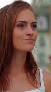 Büyüleyici bir yaz portresi güzel genç kadınları sergiliyor. Hoş, eski bir kasabada geziniyorlar, sıcak bir akşam ışığında banyo yapıyorlar. Işıl ışıl gülüşleri ve şık yaz kıyafetleri coşkulu bir neşe ve keşif atmosferi yaratıyor.