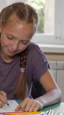 Neşeli, olgun bir bayan öğretmen ve onun hevesli genç öğrencisi gülümseme ve yaratıcı fikirler alışverişinde bulunan canlı bir sanat projesiyle derinden meşguller. Canlı sınıf, gökkuşağı malzemeleriyle süslenmiş pencerelerden süzülen güneş ışığı...