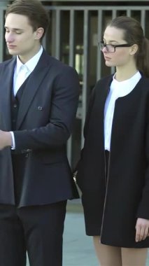 Zarif resmi kıyafetler içindeki güler yüzlü iş adamlarından oluşan dinamik bir üçlü, başarılı bir ortaklığı simgeleyen sıcak bir tokalaşmaya giriyorlar. Modern bir şehir zeminine karşı kurulmuş, ifadeleri heyecan ve işbirliği yayıyor,