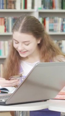 Yorgun bir genç kız çalışma masasında oturur, yorgun gözleri hareketli bir kütüphanenin coşkulu enerjisinin arasında can sıkıntısını yansıtır. Etrafında telefonlarına takılı arkadaşlarıyla akademik baskılarla hokkabazlık yapmanın zorluklarını yakalamak için gözlerini dikiyor.