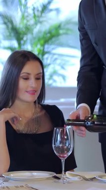 Büyüleyici bir çift samimi bir akşam yemeğini paylaşırken, koca zarif bir şekilde çarpıcı karısı için kırmızı şarabı bardağa dolduruyor. Bu büyüleyici sahne sevgi ve neşe saçıyor. Güzel bir akşam yemeğinde özel bir yıl dönümünü kutlamak için mükemmel.