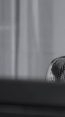 Yakın plan çekimde, loş bir odada bilgisayar ekranına sabitlenmiş delici bakışlar görülüyor. Ekrandaki yumuşak parıltı, onun özelliklerini ön plana çıkarıyor. Derin bir konsantrasyon ve kararlılık atmosferi yaratıyor.