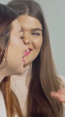 Işıl ışıl bir üniversite öğrencisi, çalışmalarını birlikte yürütürken arkadaşları tarafından çevrelenmiş kameraya parlak bir şekilde gülümsüyor. Bu canlı sahne, işbirliği ve dostluğun ruhunu simgeliyor.