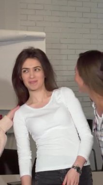 Canlı bir iş ekibi sevinçle ellerini kaldırıyor. Şık, modern bir ofiste birlik ve başarıyı simgeliyor. Bu canlı sahne, çeşitli profesyoneller arasındaki işbirliğinin özünü yakalıyor ve ortak zaferlerini sergiliyor.