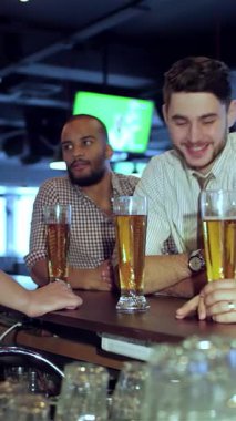 Değişik geçmişlere sahip dört dinamik işadamı, canlı bir barda toplanıyor, büyük ekranda canlandırıcı bir futbol maçına dalmışken neşeyle buzlu bira bardaklarını tokuşturuyorlar. Atmosfer kahkaha ve arkadaşlıkla uğulduyor.