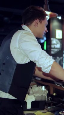 Dört başarılı iş adamı canlı bir barda toplanıp keyifle bira bardaklarını tokuştururken aynı zamanda televizyonda neşeli bir futbol maçı izliyorlar. Elektrik atmosferi kahkaha ve arkadaşlıkla uğulduyor. Oyunun heyecanının tadını çıkarıyorlar.