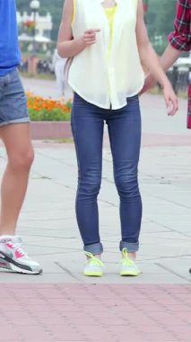 Üç genç arkadaş, akıllı telefonlarında selfie çekerken neşeli bir şekilde gülüşüp güneşin tadını çıkarıyorlar. Canlı kıyafetleri ve tasasız ifadeleri mutluluk saçıyor, arkadaşlığın ve yaz eğlencesinin özünü somutlaştırıyor.