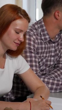 Göz alıcı, neşeli, kızıl saçlarıyla kameraya ışıldayan bir bayan öğrenci. İlgi çekici bir projede sınıf arkadaşlarıyla iş birliği yaparken enfeksiyon kapıyor. Modern sınıf yaratıcılık ve yoldaşlık ile uğulduyor, canlı olanı vurguluyor.