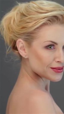 Zarif, beyaz tenli bir kadının büyüleyici portresi, soluk gri bir zemine hafifçe gülümsüyor. Yanağındaki hassas dokunuşu güzelliğinin saflığını ve zarafetini, gençlik enerjisini ve özünü vurguluyor.