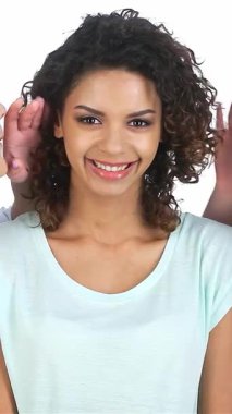 Üç hayat dolu genç kadın fısıltılar ve kahkahalar paylaşıyor, parlak beyaz bir arkaplana karşı neşeli bir anı somutlaştırıyorlar. Bu canlı sahne, Asyalı bir kız, beyaz bir kız ve Afro-Amerikalı bir kızın yer aldığı arkadaşlık ve çeşitliliğin özünü yansıtıyor.