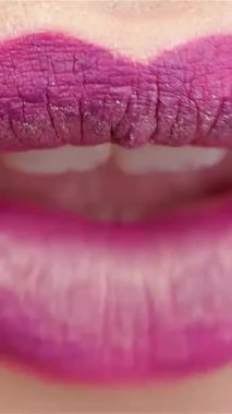 Bu büyüleyici makro çekim, göz kamaştırıcı bir kadının canlı sarı bir arkaplan üzerine kurulmuş, tatlı, erik renkli dudaklarını ısırmasını gösteriyor. Tahrik edici jest şehvet ve çekicilik yayıyor. Seyircileri onun cazibesine hayran olmaya davet ediyor.