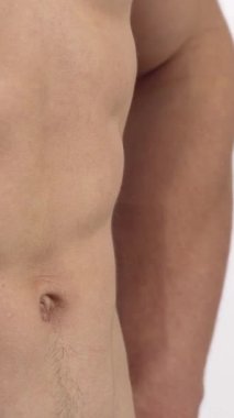 Yırtık tişörtsüz kaslı bir adam kaslı karın kaslarını kasarak güç ve kararlılık saçıyor. Bu çarpıcı yakın çekim fitness ruhunu yakalar, izleyicilere kendi sağlık yolculuklarını coşku ve tutkuyla kucaklamaları için ilham verir.