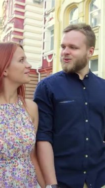 Neşeli genç bir çift canlı bir şehir manzarasında el ele dolaşır, yüzleri mutluluk ve heyecanla parlar. Gündelik yaz kıyafetleri içinde macera ruhunu somutlaştırıyor renkli sokaklarla süslenmiş büyüleyici caddeleri keşfediyorlar.