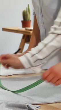 Canlı ve havalı bir tasarım stüdyosunda, iki kadın moda tasarımcısı tutkulu bir şekilde iş birliği yapıyor, ayrıntılara özen gösteren bir tişört ölçüyorlar. Bir tasarımcı ustalıkla ölçüm bandı kullanırken meslektaşı notları not alıyor ve...