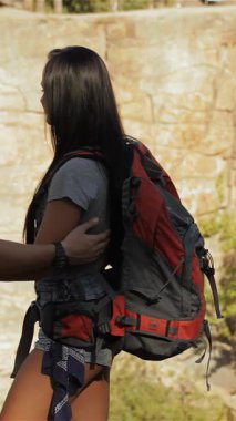 Bir çift genç yürüyüşçü yan yana duruyor, nefes kesici bir manzaraya dürbünle bakıyorlar. Sakallı beyaz adam dürbünü çarpıcı esmer kız arkadaşına uzatıyor, ikisi de canlı açık hava kıyafetleri içinde, heyecan saçıyor ve...