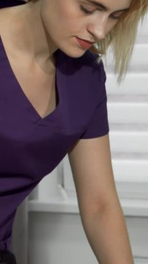 Huzurlu bir kaplıca ortamında, uzman bir masöz, kadın müşterilerine huzur veren bir ortam yaratarak onları rahatlatmak için ustalıkla baskı uygular. Olgun kadın, gözleri kapalı ve huzurlu bir gülümseme ile süslenmiş, özünü somutlaştıran