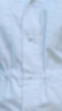 Neşeli genç bir eczacı, renkli sağlık ürünleriyle dolu enerjik bir eczane zemininde duran el değmemiş beyaz haplardan oluşan bir paketi gururla sergiliyor. Arkadaşça gülüşü ve profesyonel kıyafetleri sıcaklığı yansıtıyor, müşterileri davet ediyor.