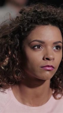 Kıvırcık saçlı çekici bir kız korku filmi tarafından büyülenir. Geniş gözleri şüphe ve entrikayı yansıtır. Sıcak bir tiyatroda arkadaşlarla iç içe olan atmosfer patlamış mısır ve içecekleri paylaşırken heyecanla çatırdıyor.