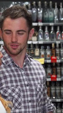 Çekici bir çift renkli şişeler ve raflarla çevrili, hareketli bir süpermarket koridorunda şarap seçerken canlı bir tartışmaya girişiyor. Yakışıklı genç adam ve güzel kız arkadaşı gülüşlerini ve düşünceli bakışlarını paylaşıyorlar.