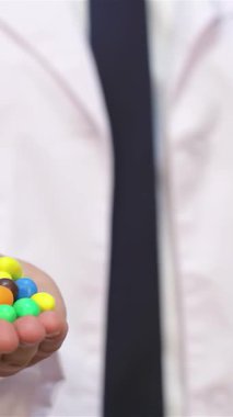 Gıcır gıcır beyaz önlüklü kendini adamış bir erkek doktor parlak bir elmanın yanında, hoşgörü ve sağlıklı seçimler arasındaki hoş dengeyi sembolize eden canlı bir tatlı seçimi sunar. Bu çekici sahne, yumuşak beyaz bir arkaplanda geçiyor.