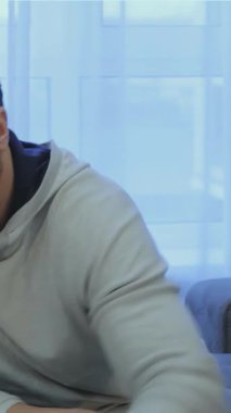 İyi bakımlı sakallı, orta yaşlı yakışıklı beyaz bir adam, güneşli bir pencerenin yanında, sıcak bir fincan yeşil çayın keyfini çıkarıyor. Rahatlamış tavrı ve davetkar gülüşü sıcaklığı yayıyor. Rahatlamak için mükemmel sakin bir atmosfer yaratıyor.