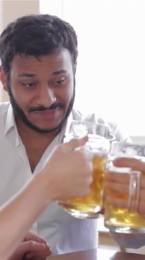 Sıcak ve davetkar bir barda, üç yakışıklı genç adam soğuk bira bardaklarını neşeli bir kadeh kaldırır, yüzleri neşe ve kahkaha ile parlar. Bu canlı sahne, dostluğun ve kutlamanın özünü yansıtıyor. Yürekten hikayelerini paylaşıyorlar.