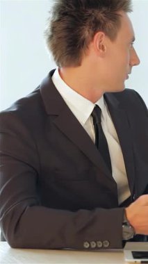 Zarif, modern bir ofiste, iki keskin giyimli işadamı başarılı müzakerelerini kendinden emin bir tokalaşma, profesyonelliği ve işbirliğini somutlaştırarak tamamlıyor. Parlak, havadar ortam, paylaşımlarının altını çizerek pozitif enerji yayıyor.