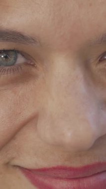 Göz kamaştırıcı, neşeli bir kadının canlı bir yakın çekimi kameraya yürekten gülen yeşil gözleri ve saf zevki yansıtan ışıl ışıl gülüşü. Bu büyüleyici olgun dişi, kendine güven ve sıcaklık yayıyor. Güzelliği ve çeşitliliği somutlaştırıyor.