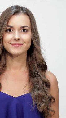 Neşeli genç bir kadın şakacı bir şekilde kız kardeşinin gözlerini örtüyor, kahkahaları havada yankılanıyor, el değmemiş beyaz bir arka plana kuruluyor. Bu iç açıcı sahne kardeş sevgisinin özünü yakalar ve sürprizin heyecanını, saf mutluluk yayar ve...