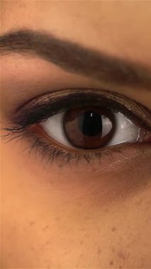 Bu yakın plan portre, genç bir Afro-Amerikalı kızın büyüleyici koyu gözlerini yakalıyor, sıcaklık ve duygu saçıyor. Kusursuz cilt ve narin özelliklerle çerçevelenmiş etkileyici bakışları, izleyicileri gençlik cazibesine davet ediyor.