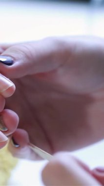 Yetenekli bir güzellik uzmanı şık bir güzellik salonunda bir kadının tırnaklarını titizlikle törpüleyerek tırnak bakımının sanatını ön plana çıkarıyor. Sahne lüks ve sofistike, canlı cilt parlatıcı ve yumuşak cilt ile güzellik ve sağlığa adanmışlığı yansıtıyor.