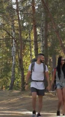 Neşeli bir çift yürüyüşçü, güneşli bir orman patikası boyunca el ele dolaşır, sıcaklık ve bağlantı yayar. Esmer kadın saçlarını şaklabanca düzeltirken sakallı adam büyüleyici bir gülümsemeyle, maceranın özünü yakalıyor ve...