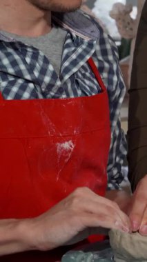 Canlı bir seramik atölyesinde, neşeli bir çift, elleri yumuşak maddenin üzerinde dans ederek çarpıcı çömlek parçaları yaratıyor. Titreşimli atmosfer kahkaha ve yaratıcılıkla dolu.