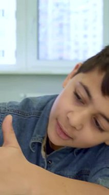 Genç esmer bir çocuk renkli bir oyuncak olan ATV 'yi hevesle araştırıyor. Parmağı, Afrika kökenli Amerikalı babası gururla ışıldarken karmaşık detayları takip ediyor. Bu harika an, şenlik sırasında aile bağlarının sıcaklığını gösteriyor.