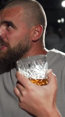 İki yakışıklı adam viski barında keyifli bir anı paylaşıyor. Yoğun bir futbol maçından büyülenirken kadehlerini neşeyle kaldırıyorlar. Titreşimli atmosfer heyecanla uğulduyor. Viskinin zengin kokusu kahkahalarla karışıyor.