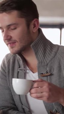 Rahat bir kafede, üç genç adam bir tabletin etrafında toplanıyor, yüzleri sevinçle parlıyor ve heyecan verici haberleri paylaşıyorlar. Kahkahalarla ve hareketli sohbetlerle dolu ılık bir ortam, dostluk duygusunu teşvik eder ve...